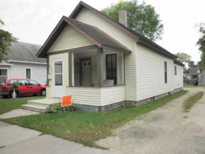 417 Huff St., Winona, MN - 4 bdrm 1 bath,  off street parking